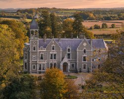 Savour crisp walks, golden leaves, and fireside toasts at twilight.